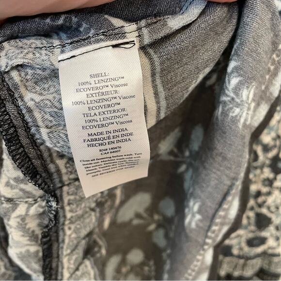 Faherty Montana Dress in Navy - Picture 6 of 7